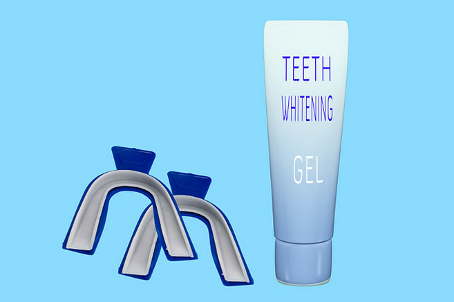 استخدام جيل التبييض أو معجون الأسنان