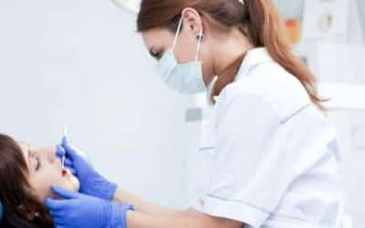 كيف يعامل طبيب الأسنان الطفل